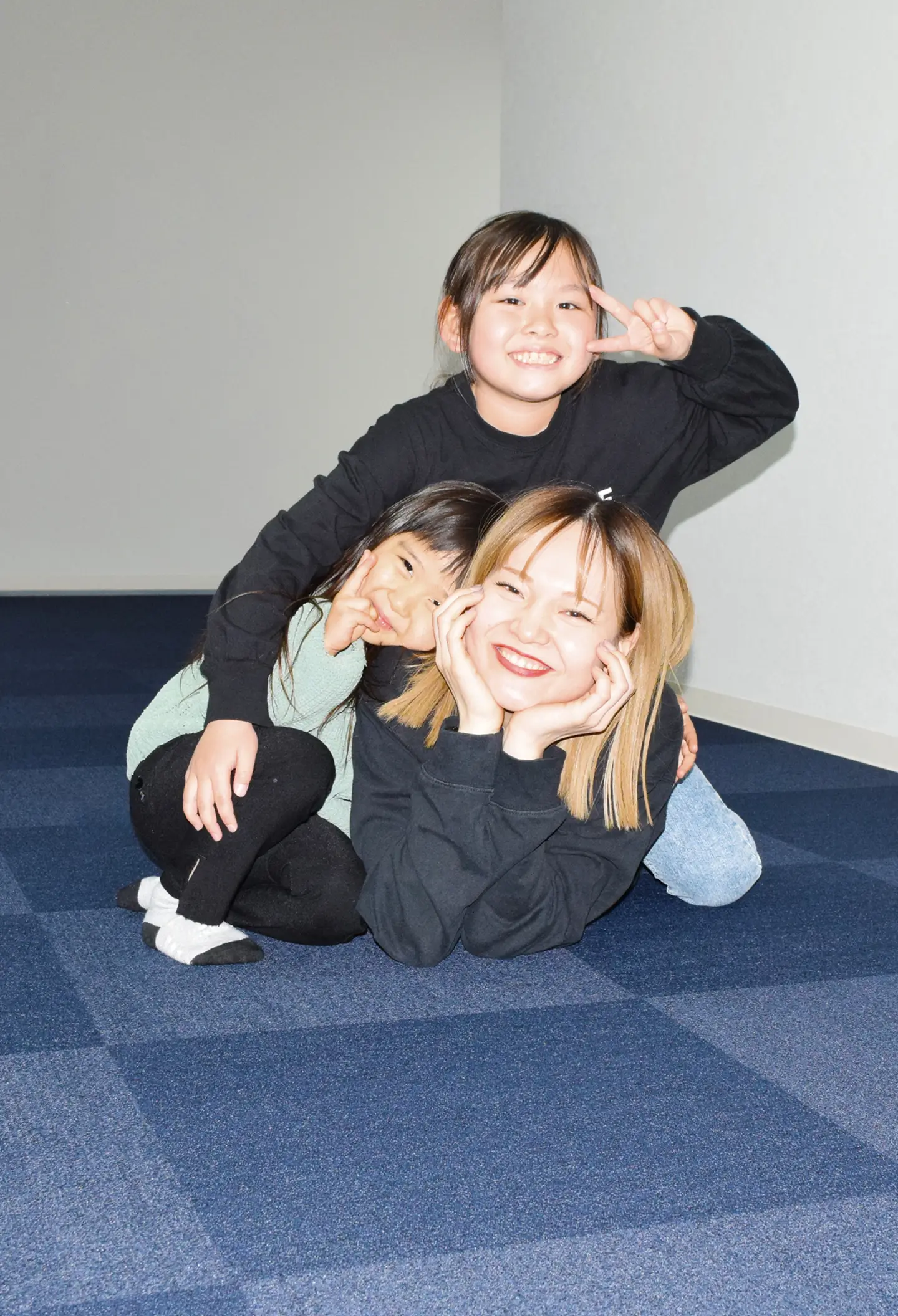 先生と子どもが一緒に外を歩きながら、自然とふれあう支援の様子